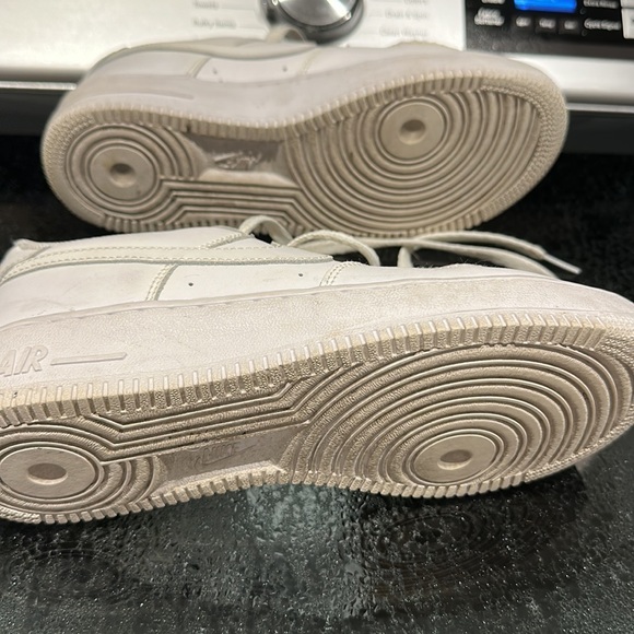 White Air Force nike. Worn a hand full of times - Picture 4 of 5